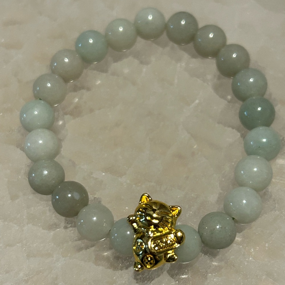 Shitai jade and lucky cat charm bracelet